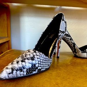 Gorgeous snakeskin stilettos 👠